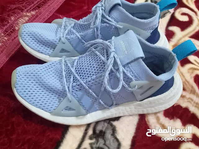 حذاء رياضي نسائي ماركه اديدس مقاس 37 وتلت ، موديل adidas arkyn ، خفيف ومريح