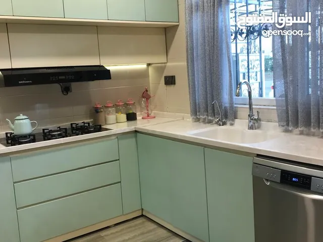 منزل موثث بالكامل للبيع في اربيل يحتوي على حديقتين و كاميرات و اجهزة كهربائية جاهز للسكن، موقعه مميز