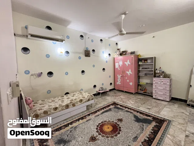 غرفة نوم للأطفال مع مكتب