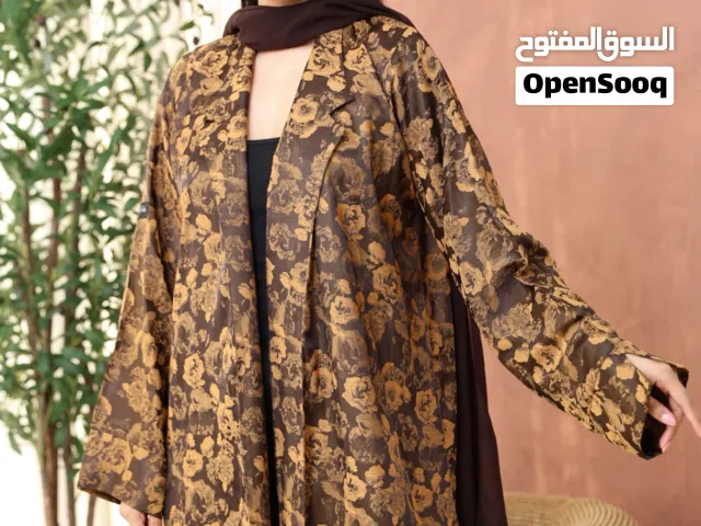 عباية مريحه و ناعمه وتفاصيلها تلمع زي حضورها
