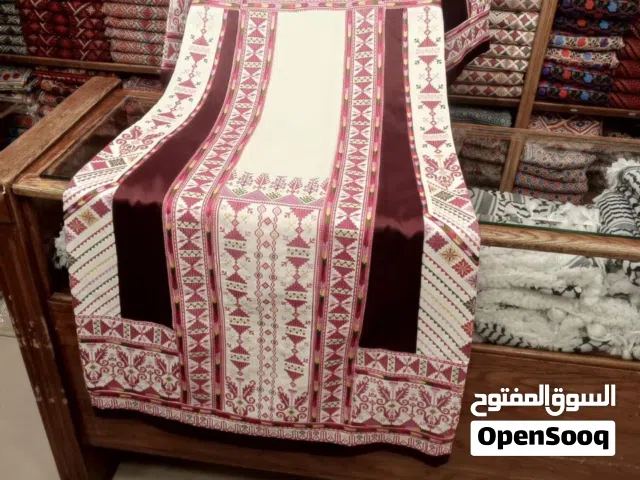 ثوب مطرز بألوان العنابي وللبيج