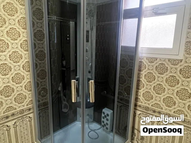 (بيع مستعجل) حمام سباحة بمواصفات كثيرة استخدام بسيط جدا