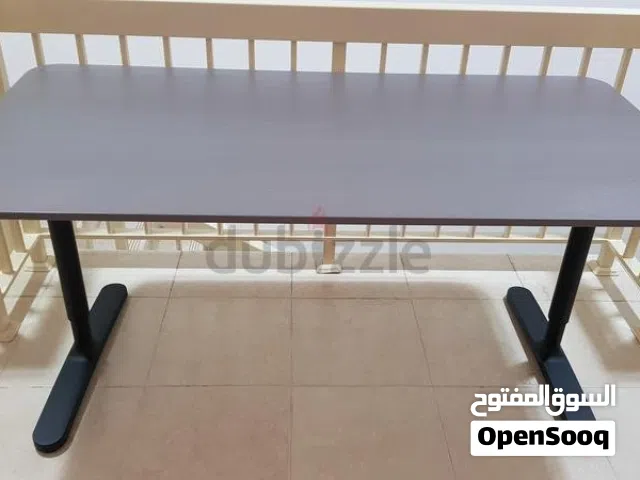 طاوله ايكيا جديده تقريبا  حاله ممتازه بدون ادنى عيب استعمال خفيف الثمن الاصلى اكثر من 700 درهم IKEA