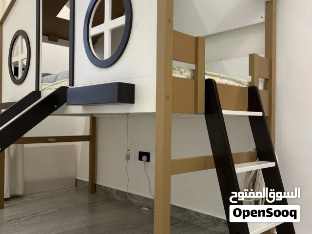 سرير أطفال مرتفع بتصميم بيت مع زحليقة