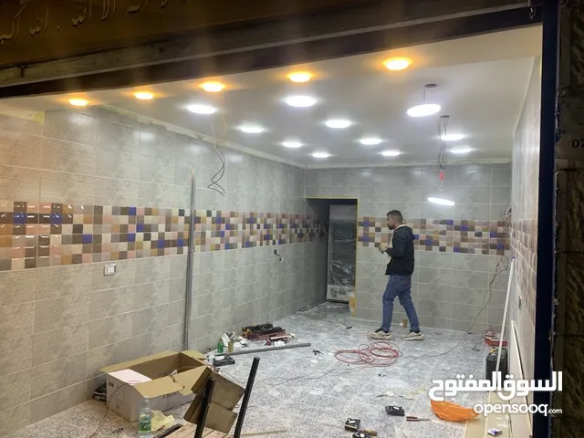 مخزن مجهز مطعم بجانب مخبز