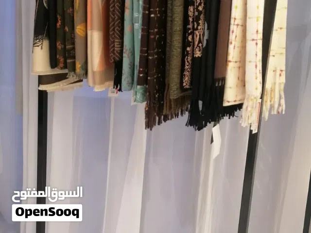 علاقات ستاند ملابس أنيقة للبيع – شبه جديدة بمبلغ رمزي