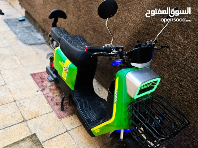 دراجة شحنR7 سريعة ونضيفة كلشي شغال بيها بس البطاريات هابطة وزنجيل ضايع رايدها 250 وبيها مجال