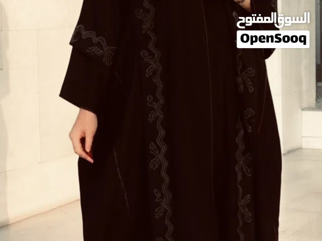 عباة بتصميم مميز وراقي من حساب المصممة / hdb_collection