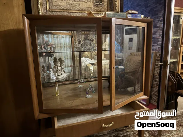 معرض كبير للبلازما والتحف  3 م تقريباً  نظيف جداً زلغ مابي  و  معرض مستطيل خشب صاج ثلاث رفوف جام