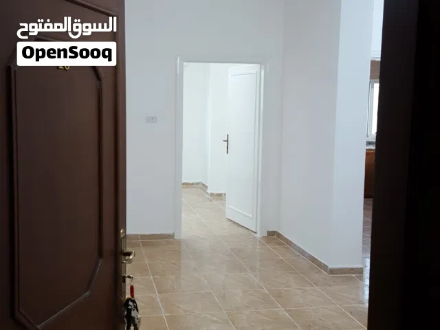 شقة فارغه للايجار وسط السوق بالقرب من دوار سال الكبير