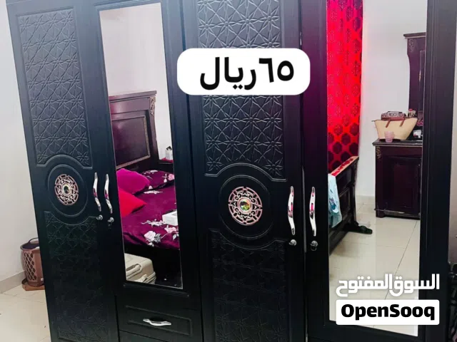 خزانة 4 أبواب بحاله ممتازه وأرفف متينه
