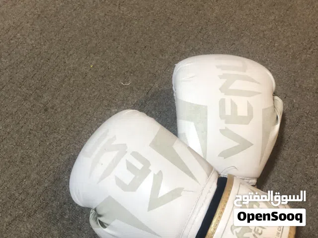 قلفزات (قفازات) ملاكمه ماركة venom مقاس 8 ممتازه جدا نوعيه كويسه بلد المصنع الصين