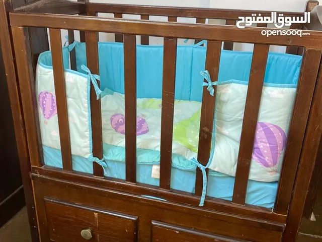 سرير اطفال للبيع مع الفرشة ومسبل ولحاف خاص فيهم ومخده