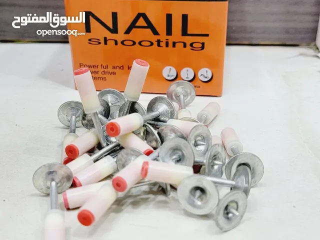 مسدسات طلق يدوي ومسامير طلق ناري