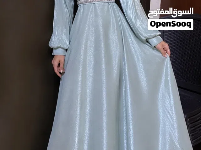 فستان مستعمل للبيع