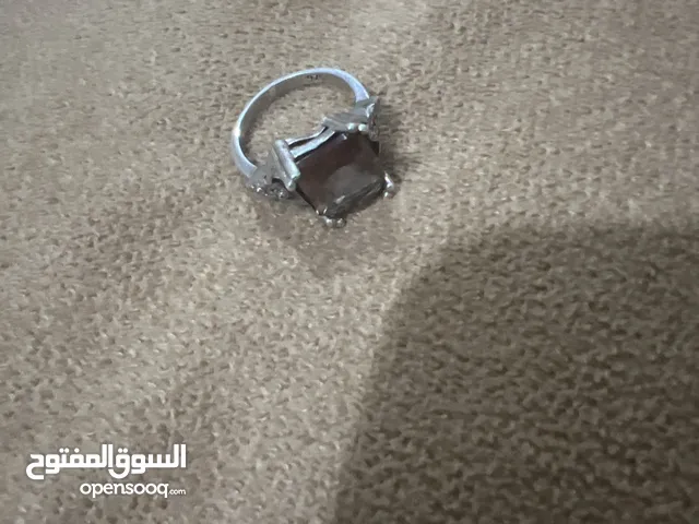 خاتم فضة مع وجود حبات من حجر الروديوم
