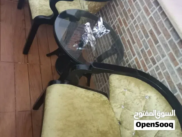 اتنين كراسي وطاولة
