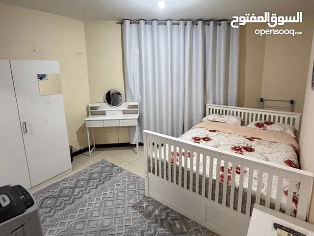 *W استوديو مفروش للإيجار الشهري - بكورنيش عجمان - اول مساكن - مساحة واسعه - قريب من جميع الخدمات