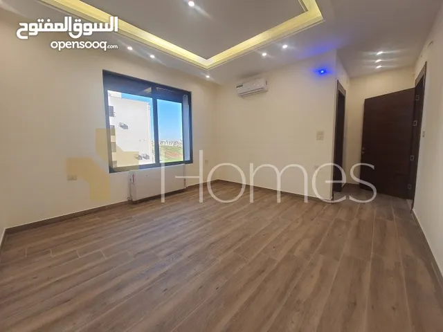 شقة ارضية مع ترس للبيع في رجم عميش، بمساحة بناء 225م