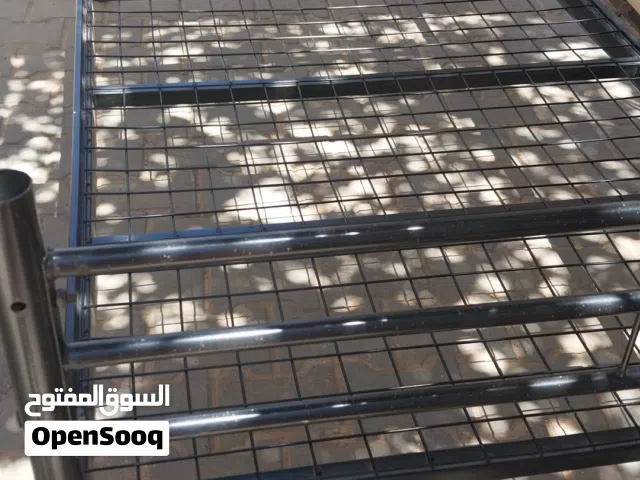 سرير فردي حديد بحالة جيدة