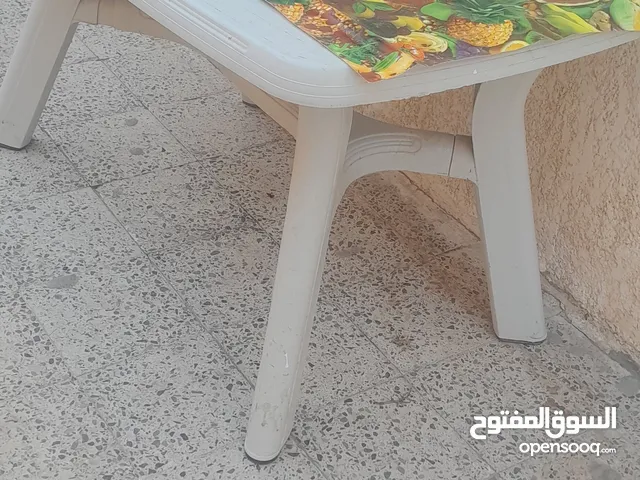 طاوله شبه اجيدة استعمل خفيف جداأ