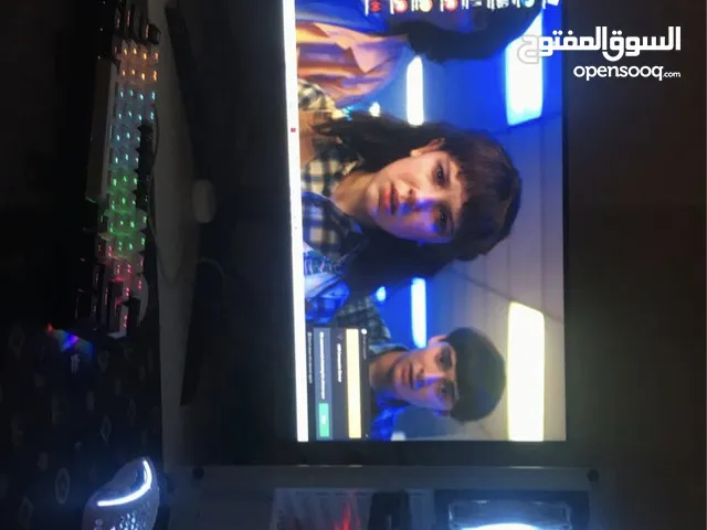 شاشة hp ممتازة فيها خدش بسيط