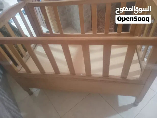 تخت بيبي واسع خشب مرتب ثقيل