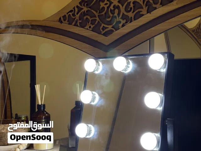 مراية /منظرة مكياج بثلاثة أضواء مع زيادة الضوء ونقصانه