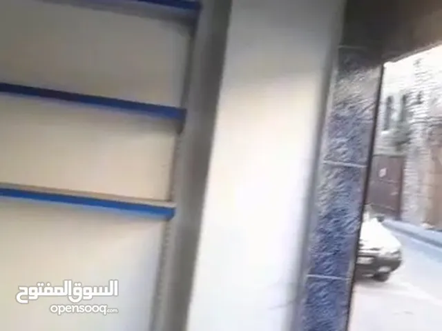 محل بشارع الأعمدة ارتفاع 5 متر عرض 21 قدم ونص طول 5 متر رايح منو مترين سقيفة حجري فراغة طابو أخ