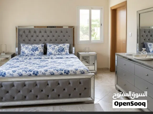 سريرومرتبة  وعدد 2 كمودين  وتسريحة