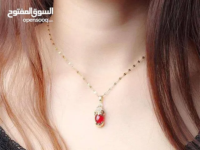 قلادة كلاسيكية قلادة حجر أحمر قلادة من التيتانيوم لون جولد روز مرصع باحجار الكريستال وحجر كر