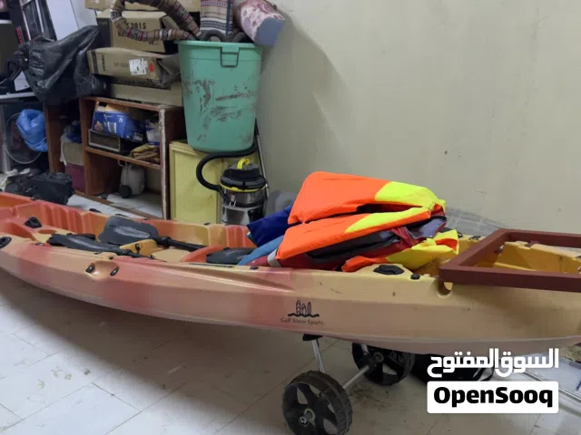 كاياك كبير مع مكينة