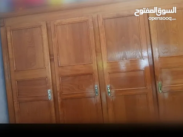 دولاب من خشب عود الارز الفاخر. بأربعة ابواب. طول 2 متر و نصف و العرض 3 أمتار.