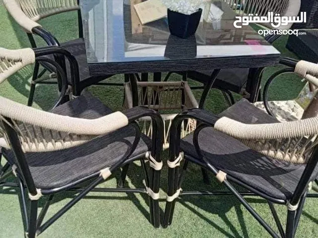 كراسي ميش متين بلون الخيزران/الذهبي. ظهر ومقعد شبك أسود مريح. مثالية للمطابخ، المكاتب الكافهات
