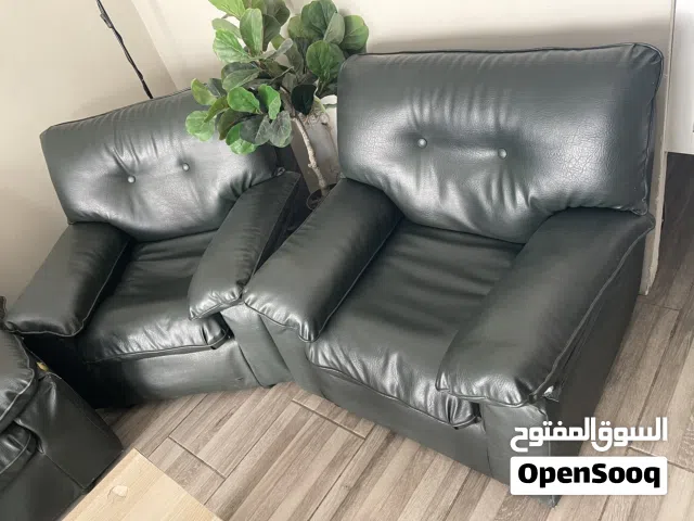 كنب جلد بحاله جيده 2 مفرد و 1 ثلاثيه