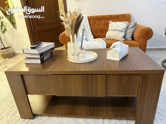 طاولة خشب بحالة الجديد