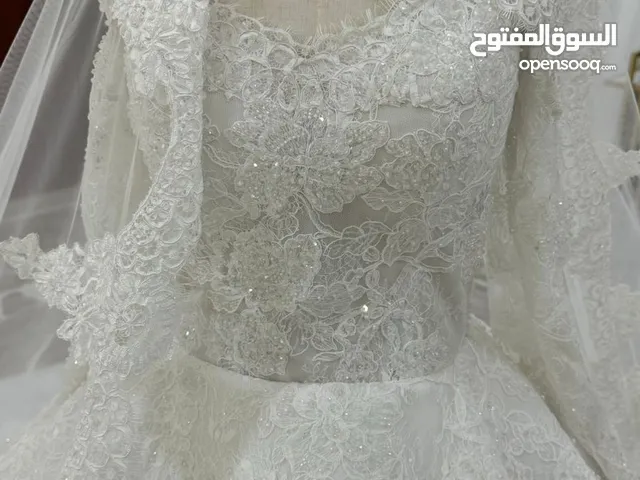 فستان عرس تصميم خاص شغل يد بالكامل مع قطعه دانتيل فرنسي نادر في مجال للسعر للجادين فقط