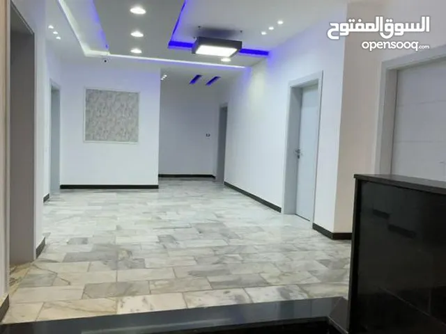 شقة تجارية تشطيب حديث ممتاز بالقرب من شارع الظل بمبني اداري كله شقق مكتبية شركات