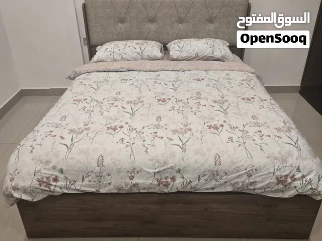 سرير شبه جديد مع مرتبة 160×200 جودة عالية للبيع