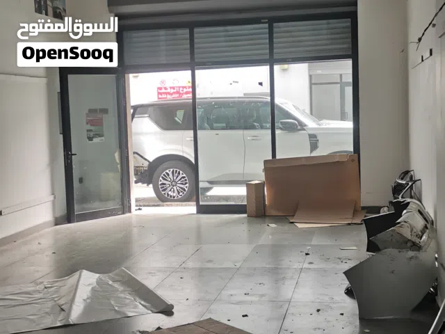 للايجار بالشويخ بمول تجاري قريب من ابيات محل 67 متر ارضي و 35 سندرة يصلح معرض