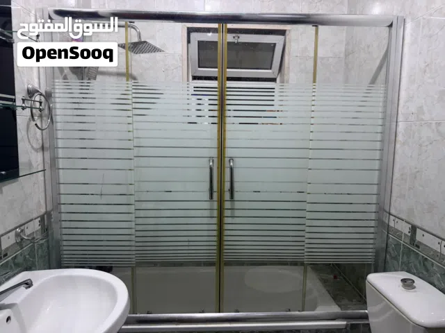 حمام للبيع بحاله جيده مغسله مقعده شطافه شور بكس بانيو شور