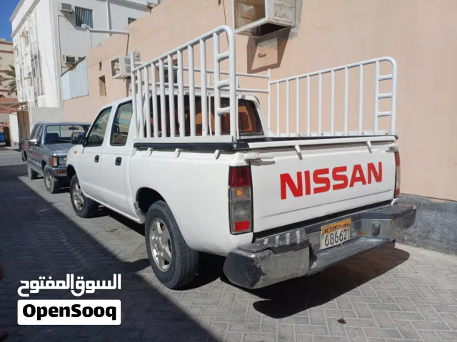 NISSAN PICKUP 2011 WHITE GOOD CONDITION