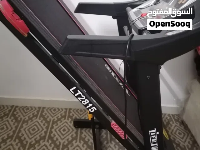 جهاز سير اشتريته سنه 2023 كل شي فيه سليم ومميزاته حلووه ارتفاع وسرعه للجادين فقط بسعر مناسب