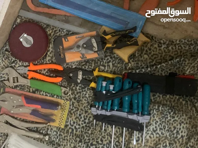 مواد بناء وعدد كهربائية للبيع بداعي السفر مستعجل