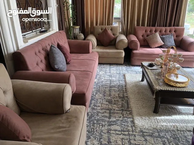 اثاث غرفتين جلوس للبيع ، يمكن البيع كل واحد على حدا ، اثاث شبه جديد الطقم سبع مقاعد ، كابتونيه جديد