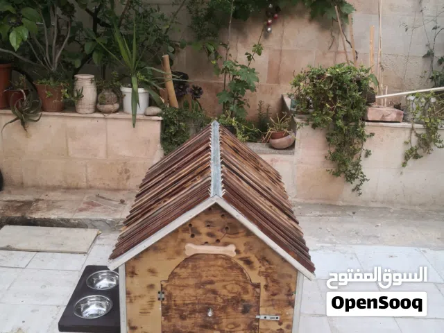 1-بيت (كوخ) كلب صغير من الخشب 2- بيت هره(قطة) من الخشب مع صحون للأكل والشرب