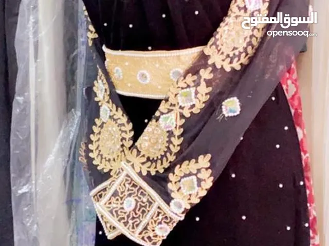عماني مطور طويل من الخلف ملبوس فقط مرتين مناسب لحفلات الخطوبة والاعراس لونه اسود على ذهبي