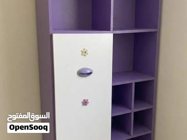 خزانة كتب وألعاب