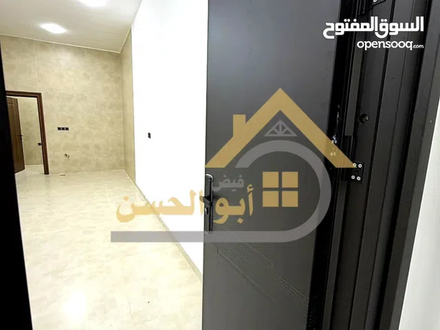 شقة سكنية طابق 1 حديثة للايجار منطقة الاكوات (3) .(2)