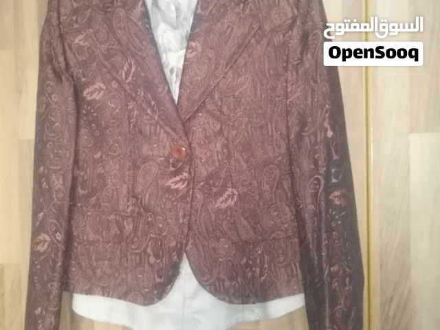 طقم مكون من جاكيت رسمي مع قميص و بنطلون جديد غير مستعمل لون بني وبيج صناعة تركية بسعر مغري